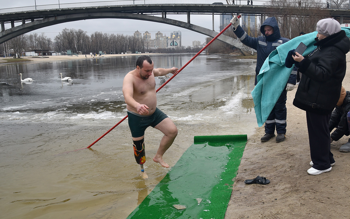 Київ відзначив Водохреще: сотні киян занурились в освячені води Дніпра