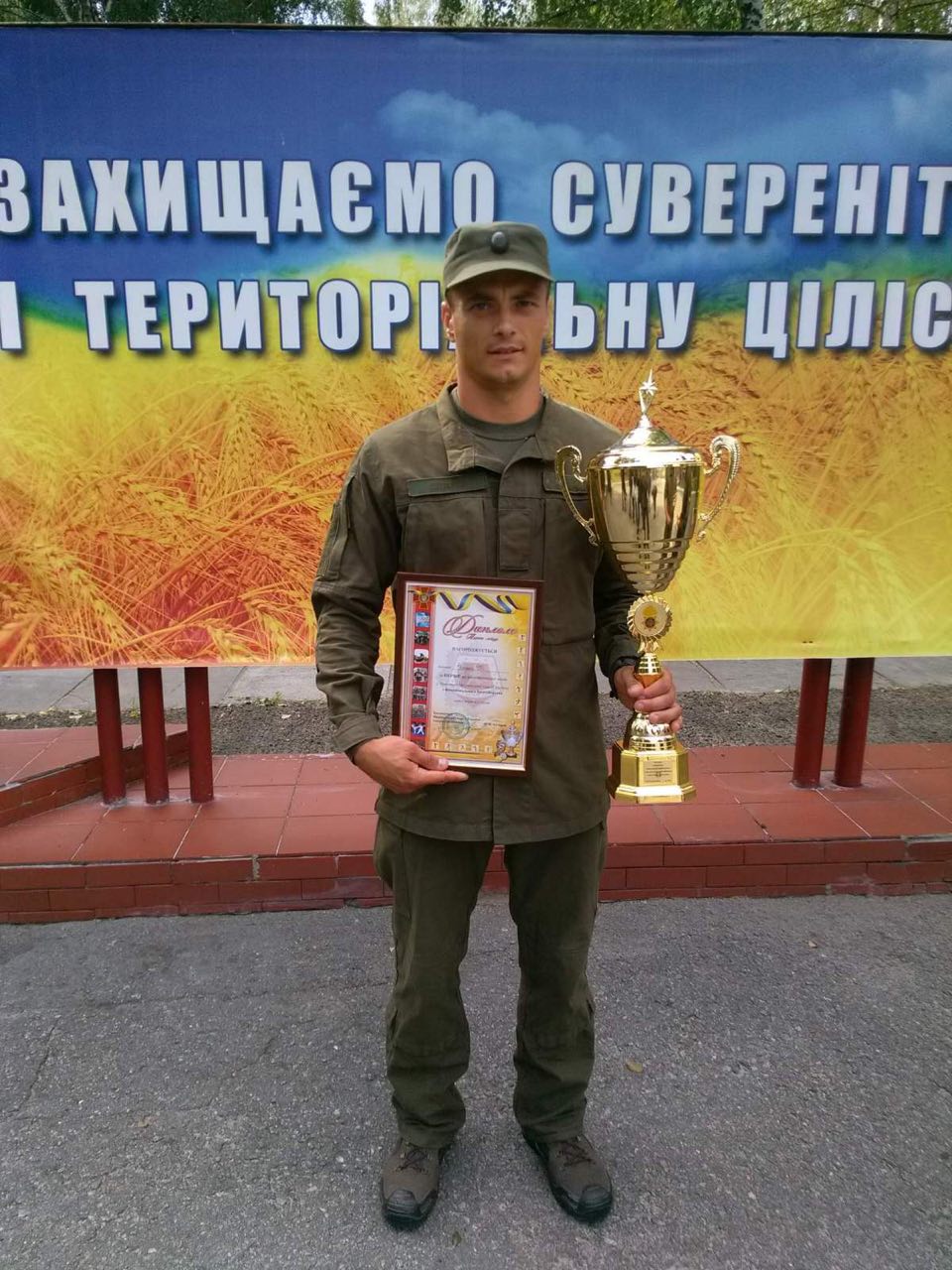 Picture 20. Serhii Pronevych runs a marathon in full military gear