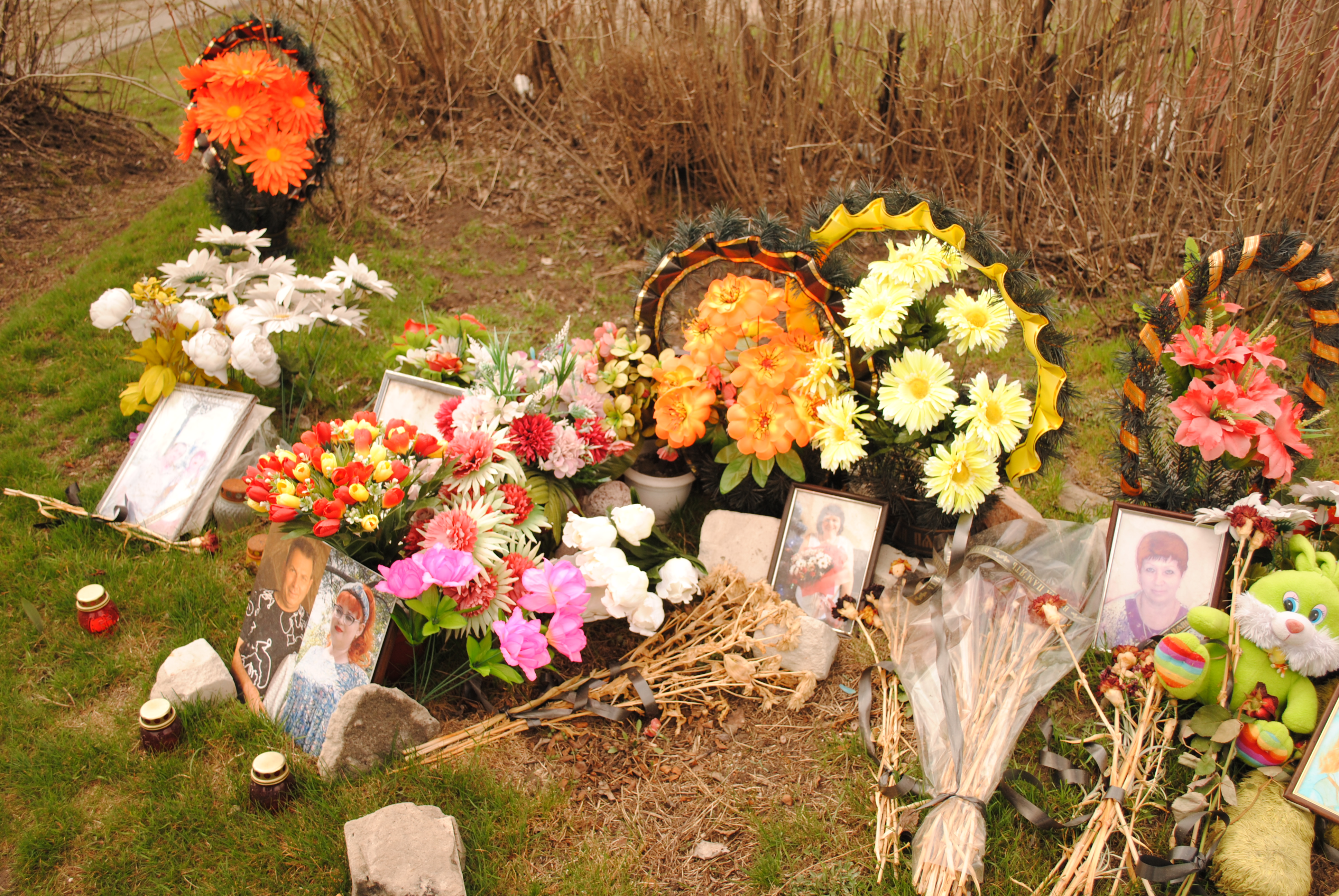 Цветы и фото в память о погибших на улице Памяти