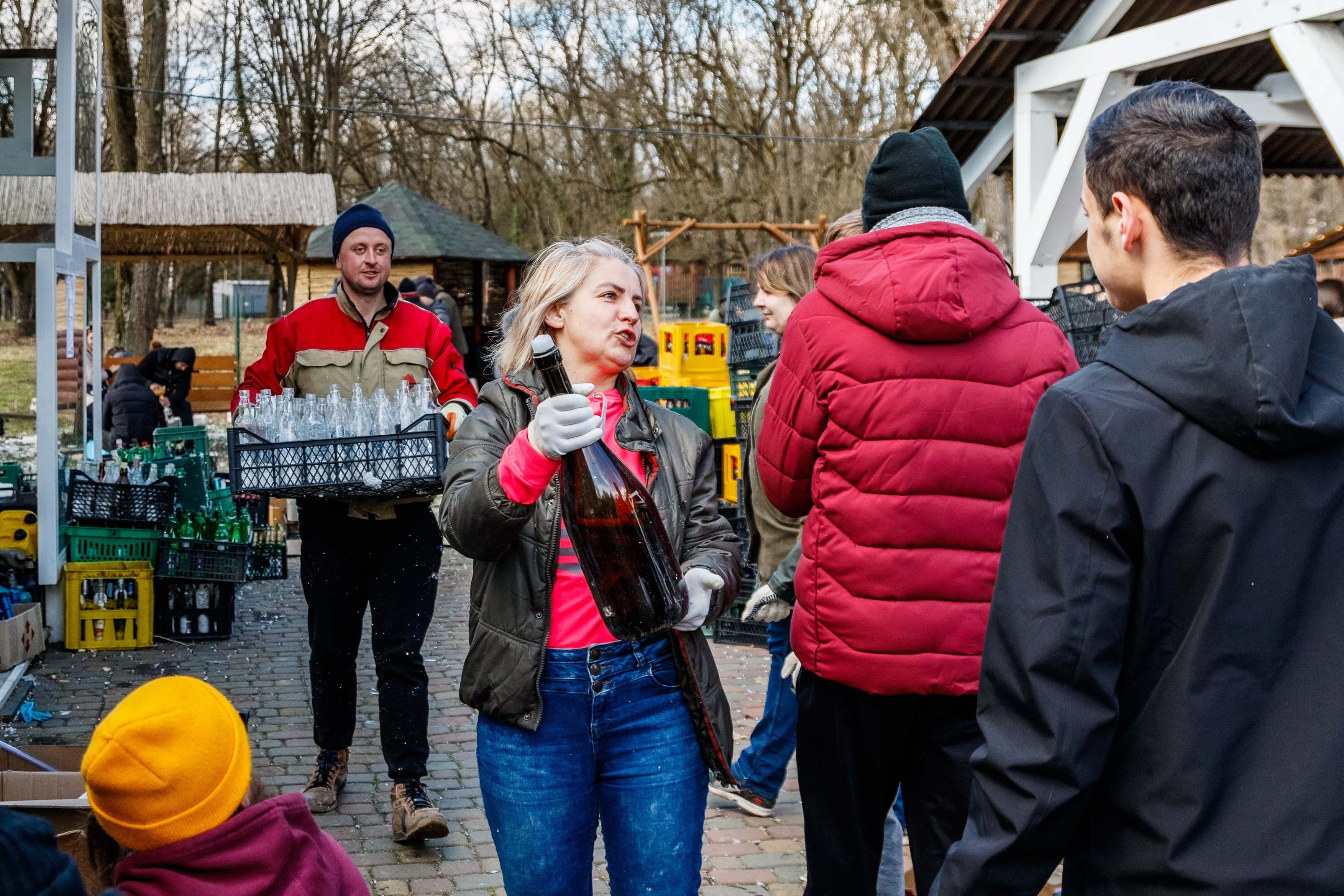 Ужгород, Україна — 28 лютого 2022 року: Волонтери готують коктейлі Молотова в одному з місцевих парків