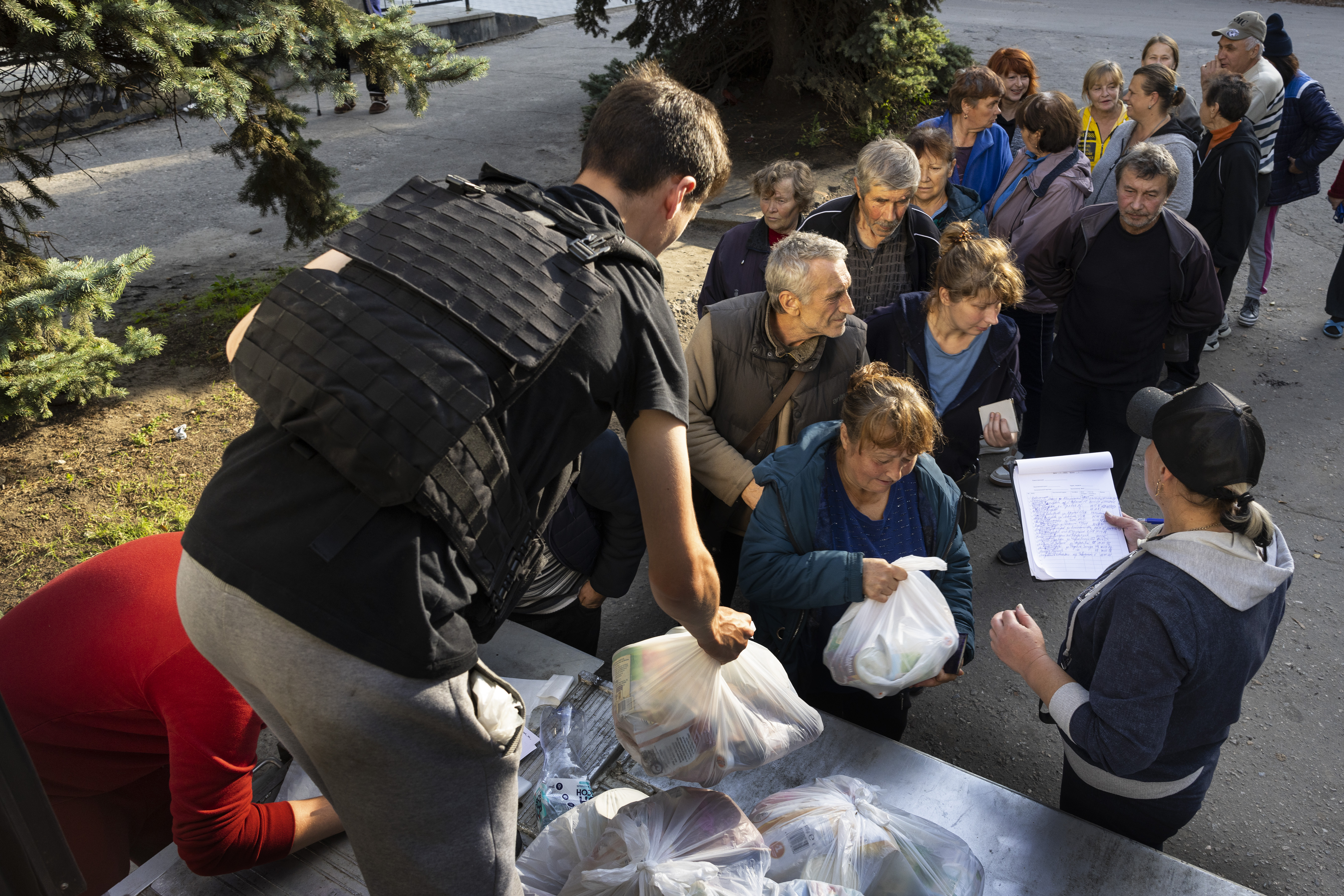 Люди стоят в очереди за гуманитарной помощью, 1 октября 2022 г., Купянск