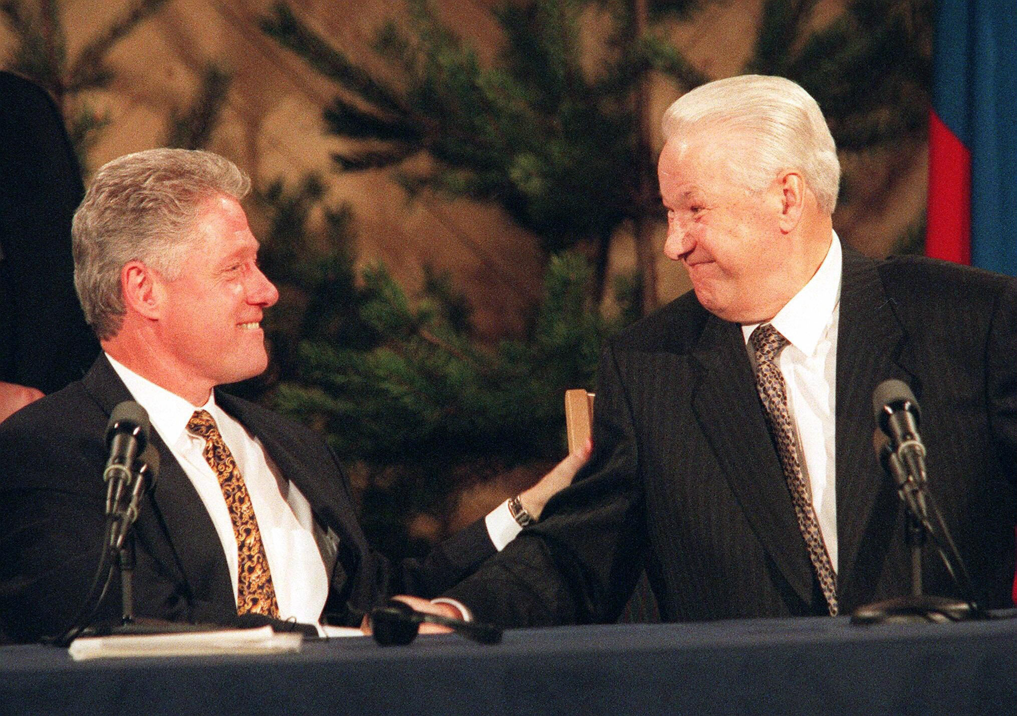 21 марта 1997 года... Хельсинки, ФИНЛЯНДИЯ. Билл Клинтон и Борис Ельцин после совместной пресс-конференции по итогам саммита в Хельсинки. 