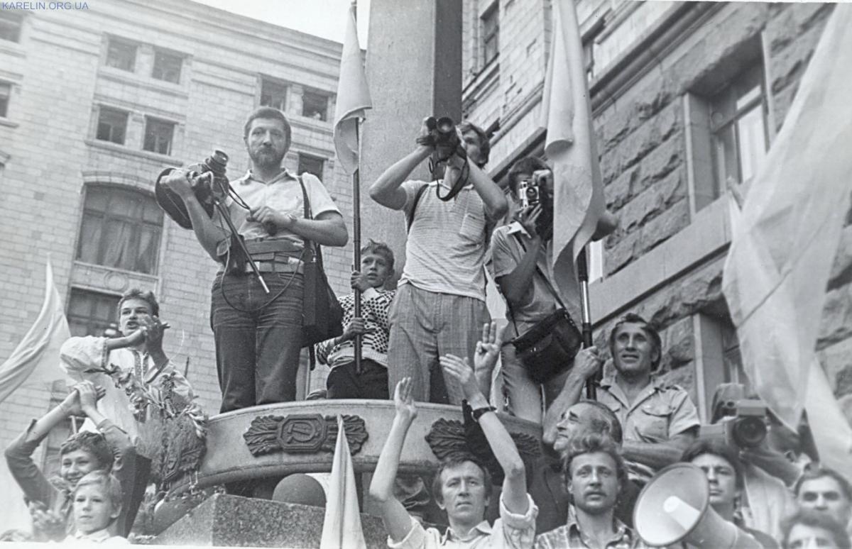 Підняття прапора України в 1990 році. Фото: УІНП