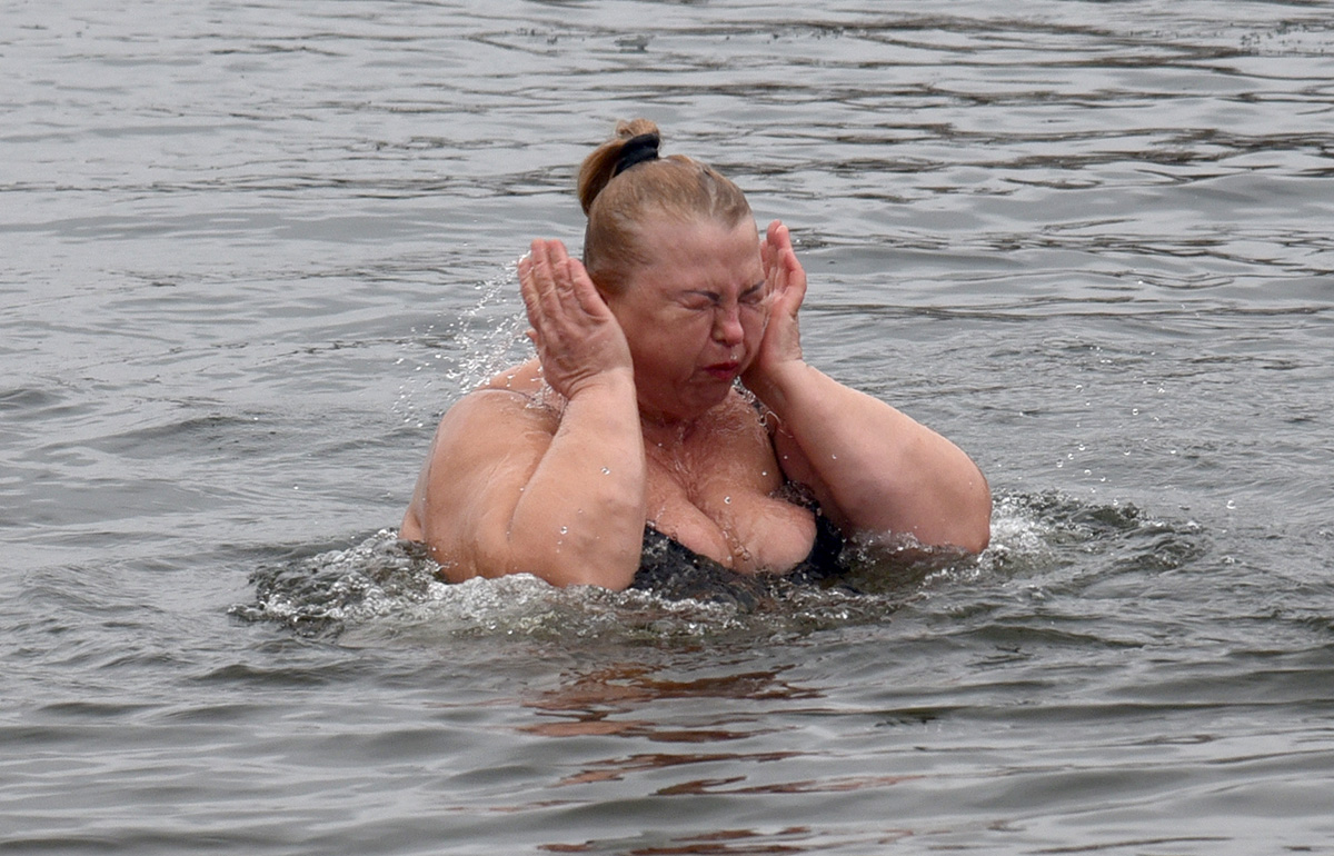 Київ відзначив Водохреще: сотні киян занурились в освячені води Дніпра