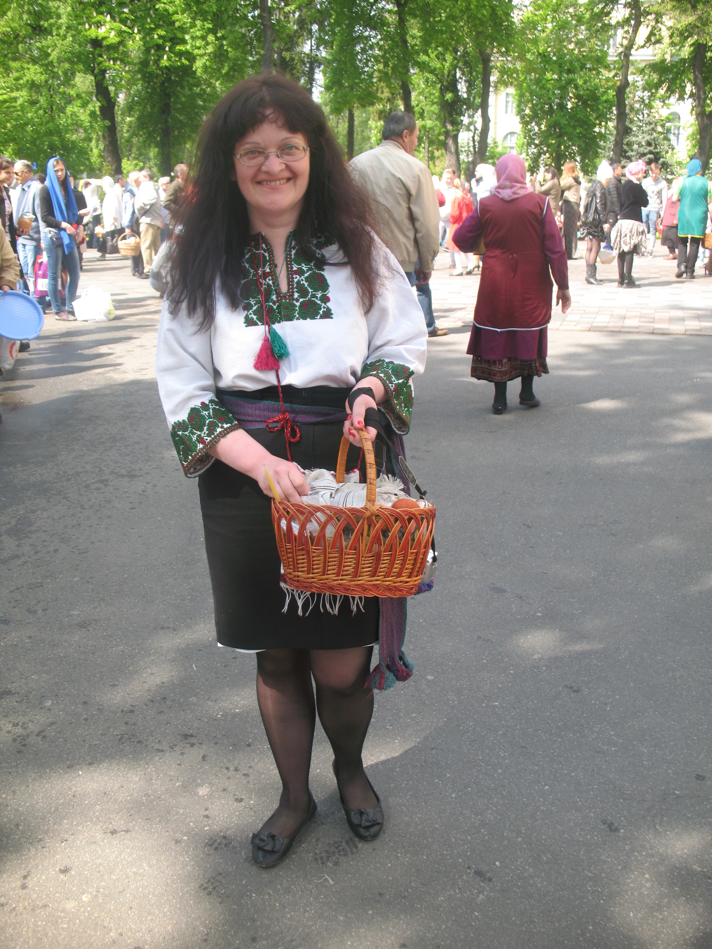 Женщина с пасхальной корзинкой