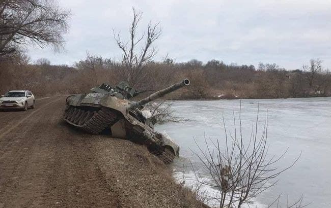 Один из многих брошенных российских танков под Харьковом, он в хорошем состоянии отлично послужит украинской армии. Один из многих брошенных российских танков под Харьковом, он в хорошем состоянии отлично послужит украинской армии.