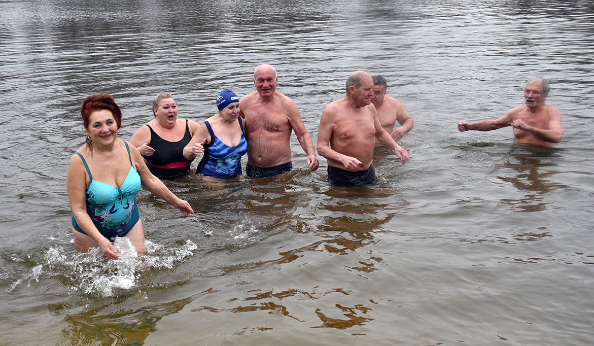 Київ відзначив Водохреще: сотні киян занурились в освячені води Дніпра