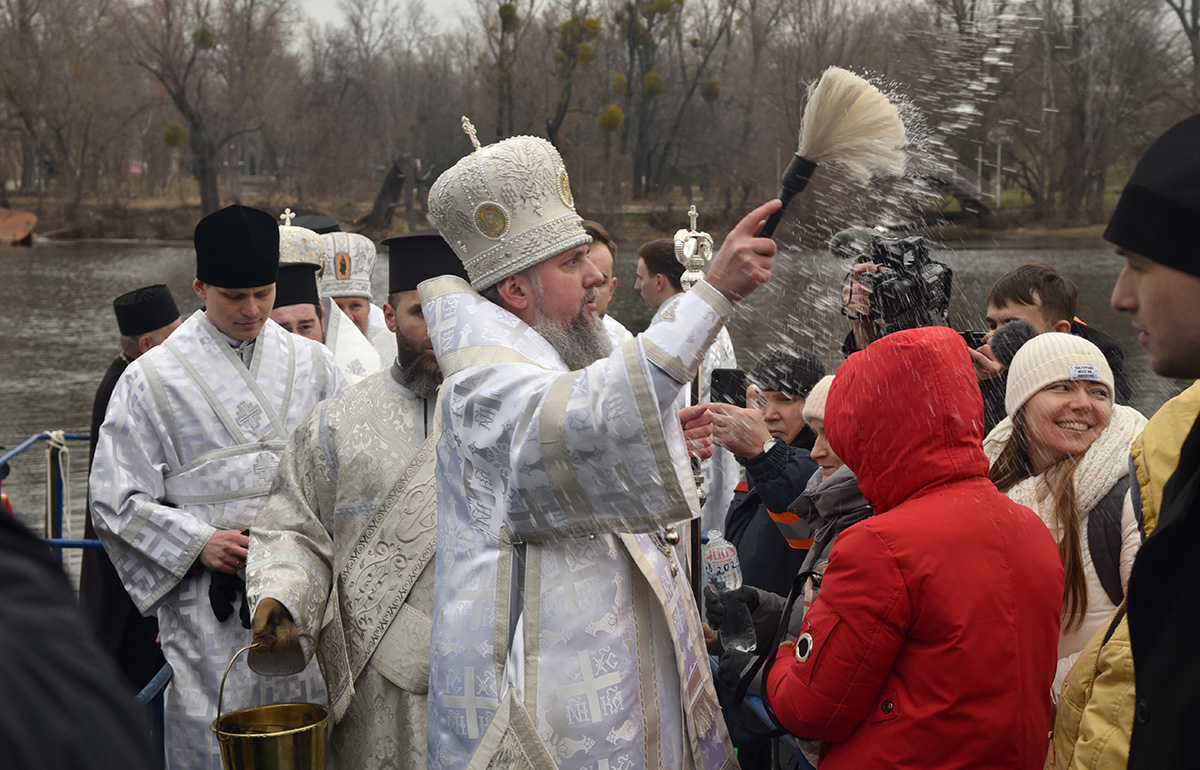 Київ відзначив Водохреще: сотні киян занурились в освячені води Дніпра