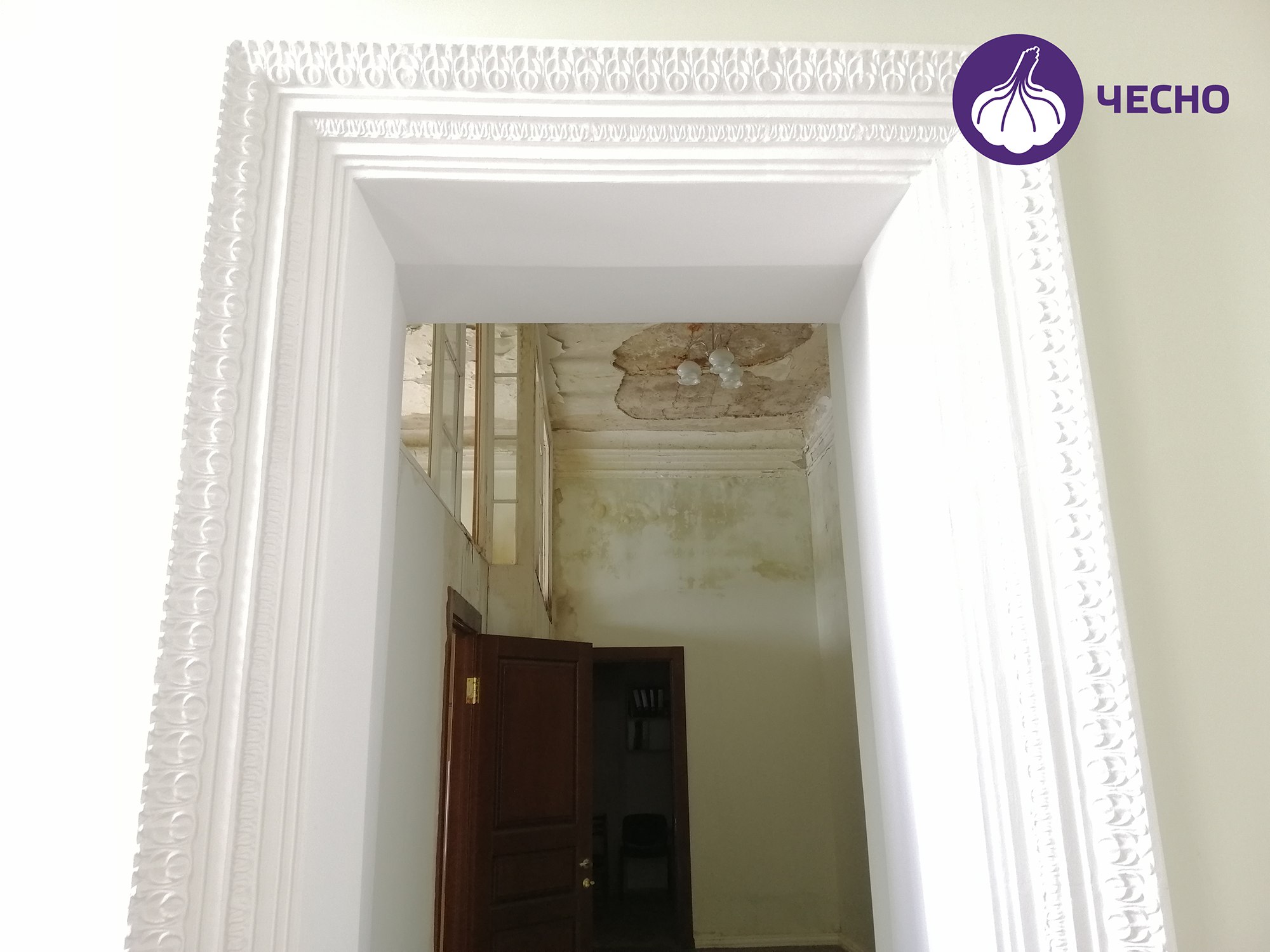 Наслідки осколкових попадань у приміщення Чернігівської міської ради