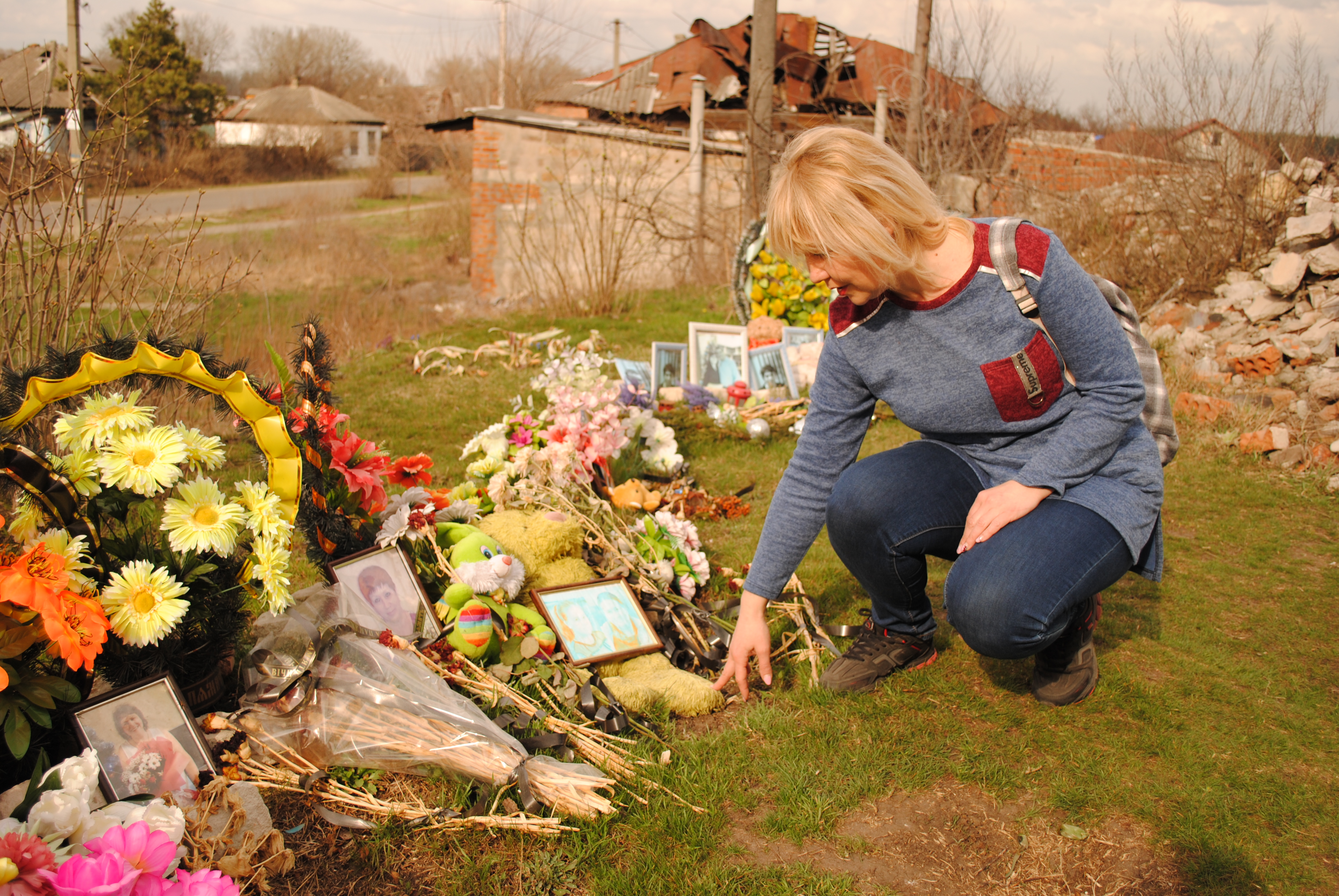 Возле дома на улице Памяти, 2