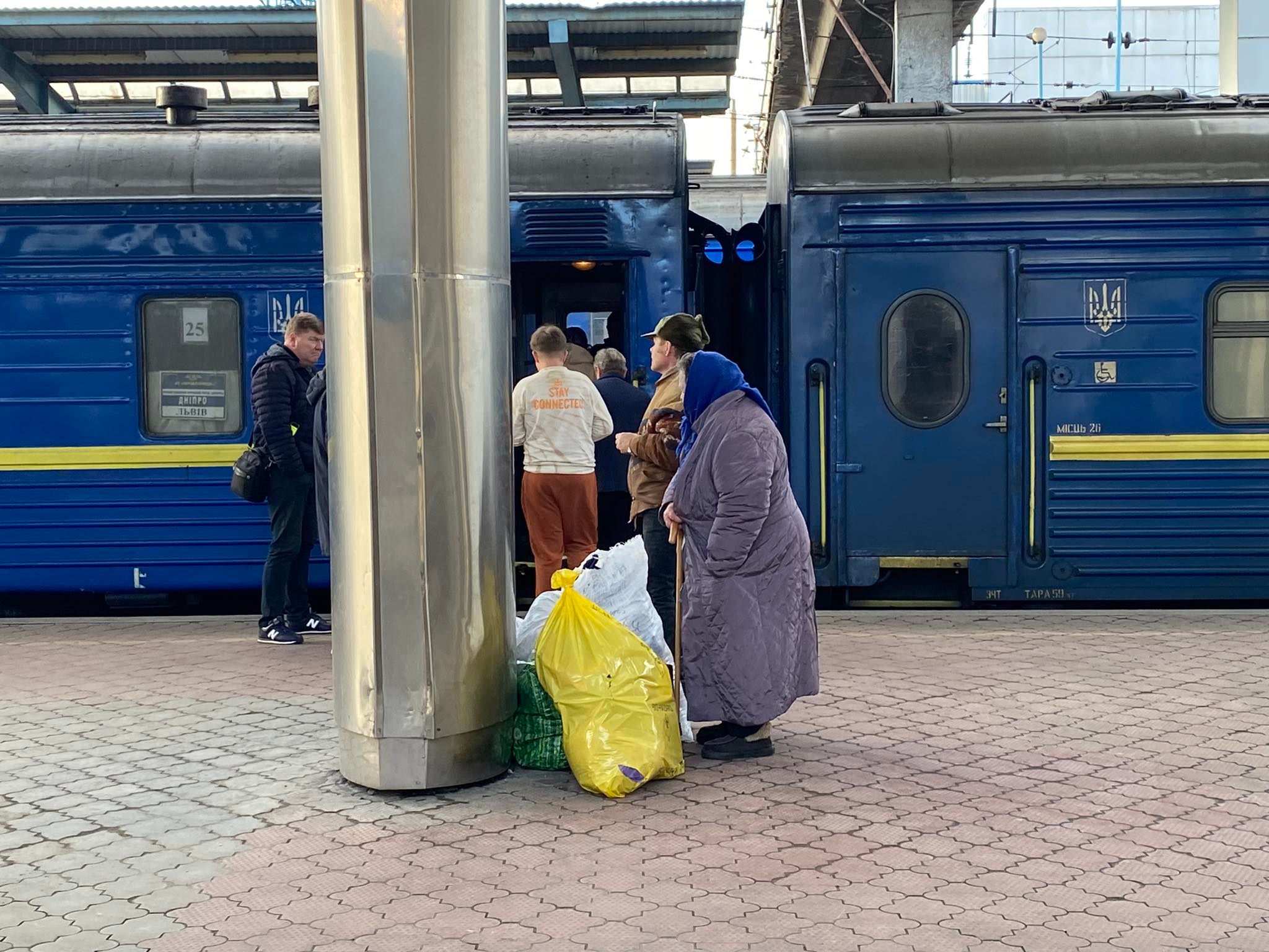 Эвакуация с прифронтовых территорий - волонтеры Восток SOS спасают людей,  которых бросили близкие и не помогло государство - ZN.ua