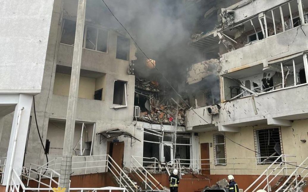 Ракетный обстрел РФ жилого дома в Одессе.