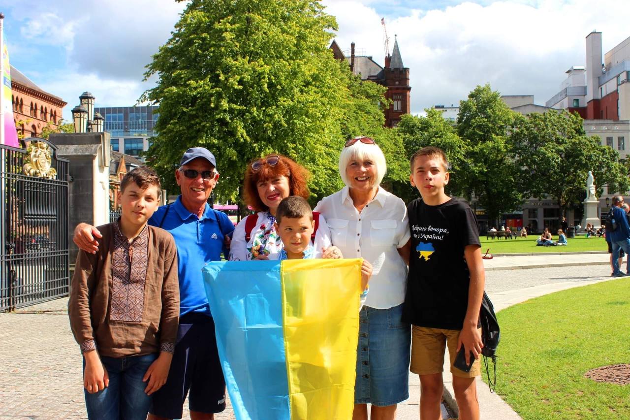 Ніна з синами та приймаючою родиною в місті Белфаст — столиці Північної Ірландії на День незалежності України