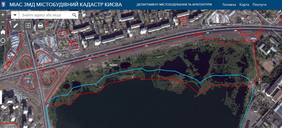 Планирумая застройка берегов озера Вырлица (красные линии) и расположение прибрежно-защитной полосы (голубая линия). Космический снимок берегов озера по состоянию на 2011 год