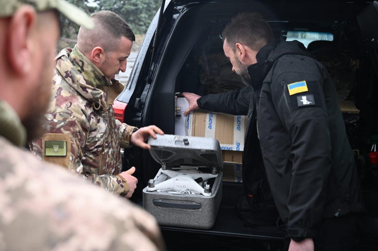 Бойцы ТрО получают помощь, приобретенную за средства предпринимателей (Фото «Заголовок»)