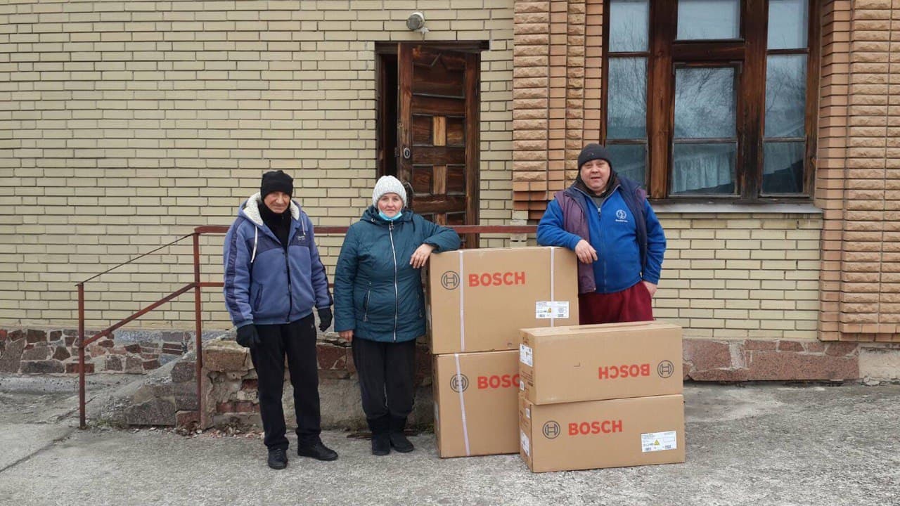 Місцеві активісти облаштовують сільський клуб. Село Тоненьке, Очеретинська громада. 