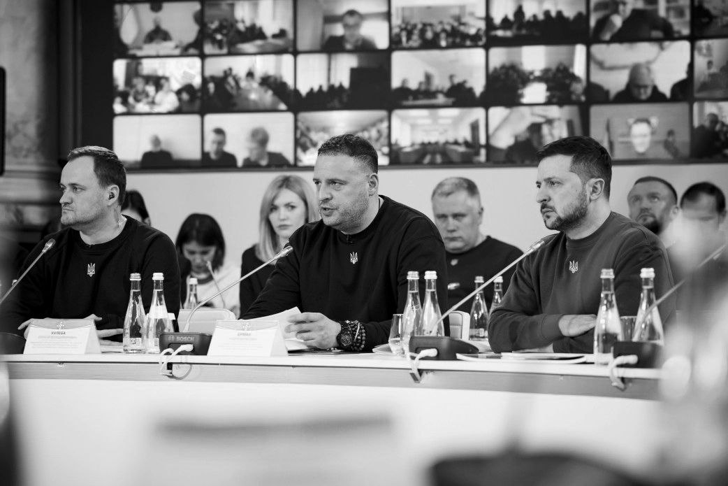 Президент Владимир Зеленский, глава ОПУ Андрей Ермак, заместитель главы ОПУ по вопросам региональной политике Алексей Кулеба на заседании Конгресса местных и региональных властей в марте 2023 года.