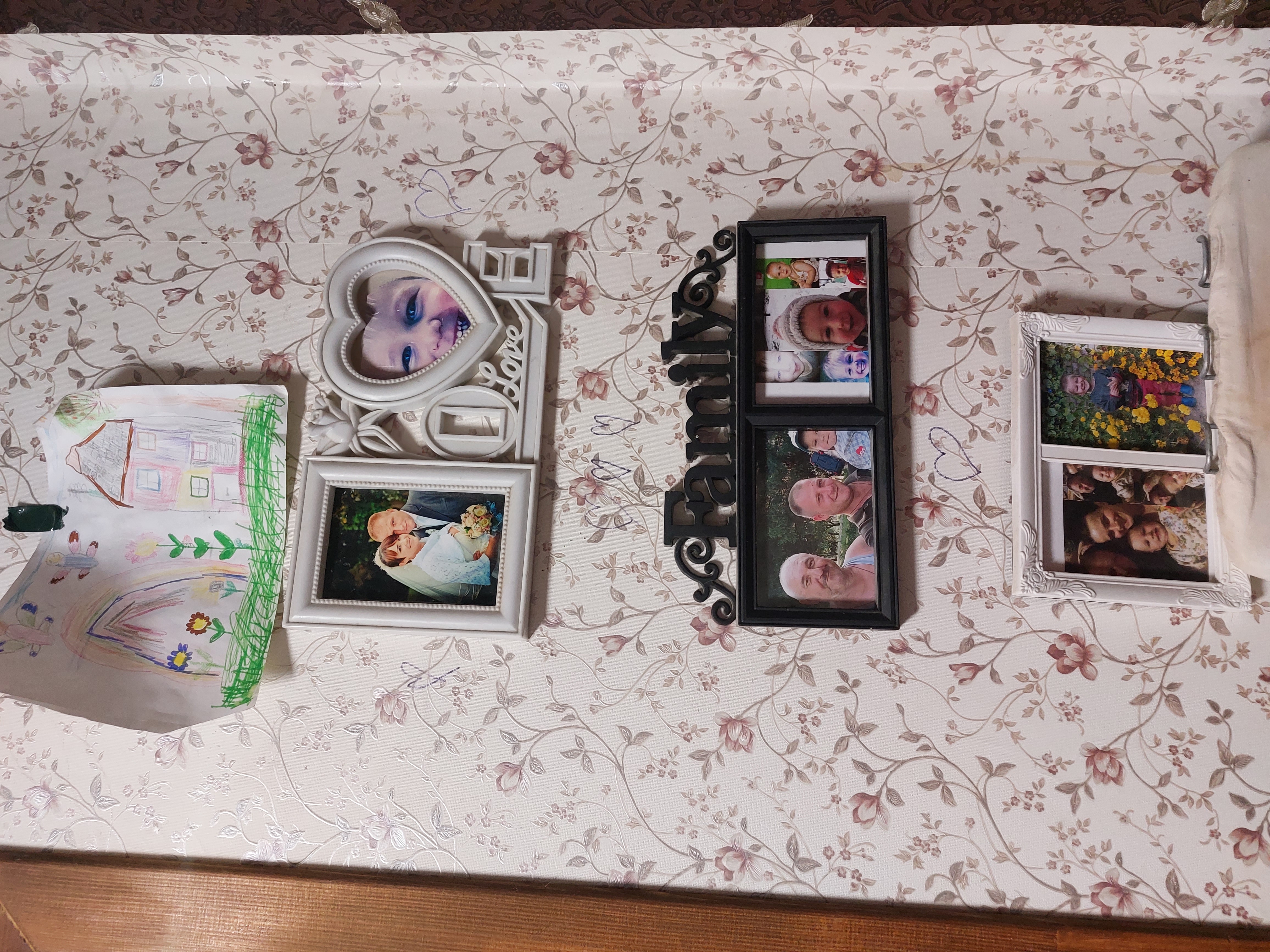 На одной стене в спальне Анны висят ее семейные фото с Ярославом, на другой — с Дмитрием. Фото Наталии Найдюк