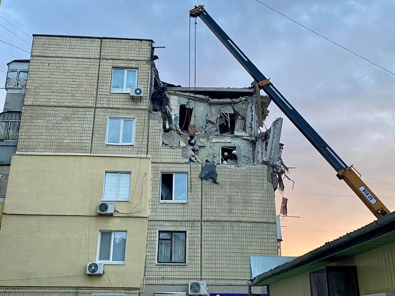 Взрывы в Днепре и обстрелы Никополя – В Днепропетровской области масштабные  разрушения после ночного обстрела - ZN.ua