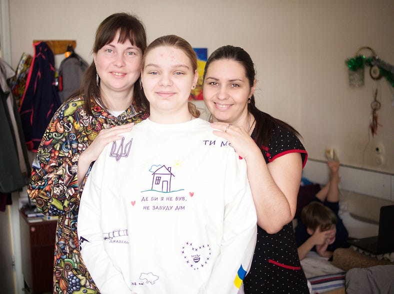 Родини з Енергодару в приміщенні для переселенців Родини з Енергодару в приміщенні для переселенців