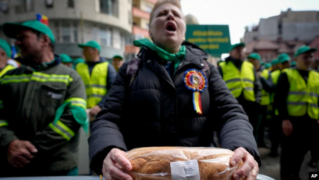 Учасниця протесту тримає хліб перед Представництвом Єврокомісії в Бухаресті, Румунія, 7 квітня 2023 р. AP Photo/Andreea Alexandru Учасниця протесту тримає хліб перед Представництвом Єврокомісії в Бухаресті, Румунія, 7 квітня 2023 р. AP Photo/Andreea Alexandru