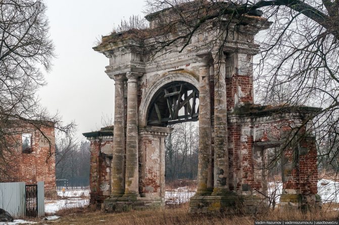 До речі, так виглядає пам'ятник архітектури поблизу Крємьонок Калузької області 