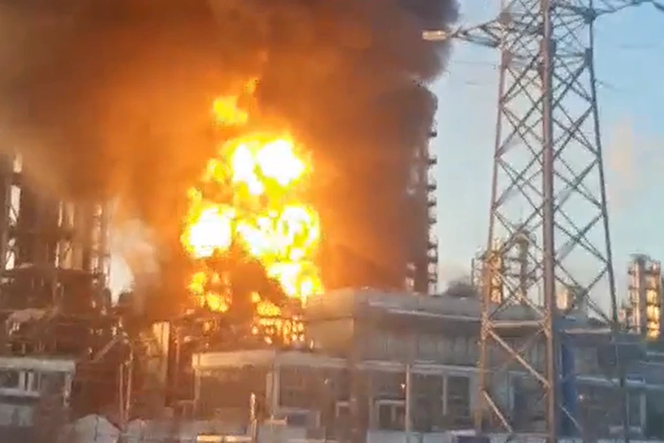 4 января, пожар на Антипинском НПЗ в Тюмени – одном из самых больших в России. 4 января, пожар на Антипинском НПЗ в Тюмени – одном из самых больших в России.