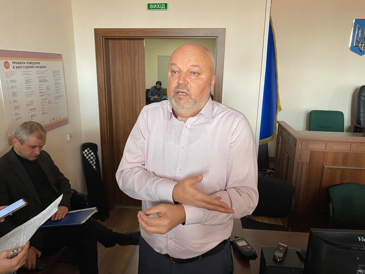 Суддя Сергій Дячук пояснює журналістам рішення суду у справі про розстріли на вулиці Інститутській 20 лютого 2014 року 