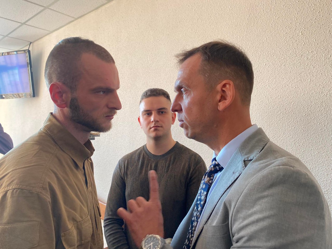 Син загиблого майданівця Юрій Аксенин (ліворуч) та адвокат Стефан Решко (праворуч) в залі суду