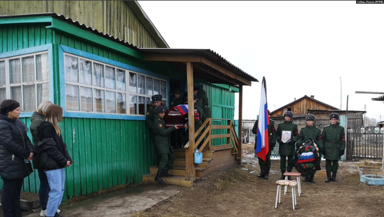 Похорон першого загиблого в селі Ілька в Бурятії після оголошення Похорон першого загиблого в селі Ілька в Бурятії після оголошення