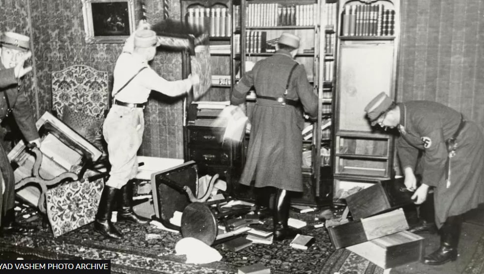 Офіцери зривають книжки з книжкової полиці