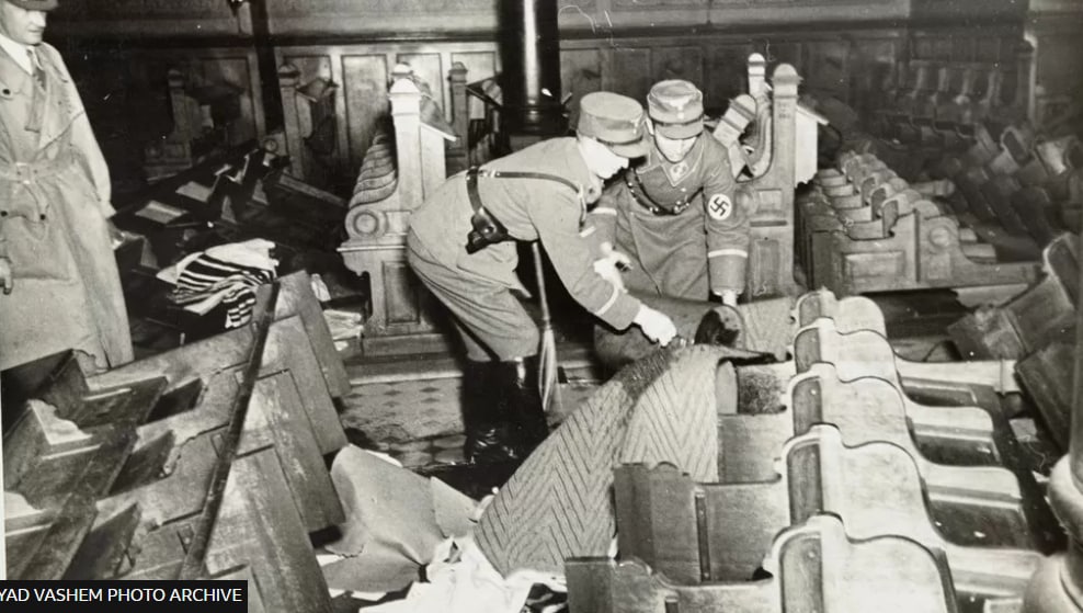 Німецькі війська поливають бензином лави в синагозі