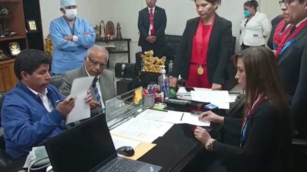 Усунутий президент Педро Кастільо (ліворуч) перед антикорупційними прокурорами після імпічменту Усунутий президент Педро Кастільо (ліворуч) перед антикорупційними прокурорами після імпічменту