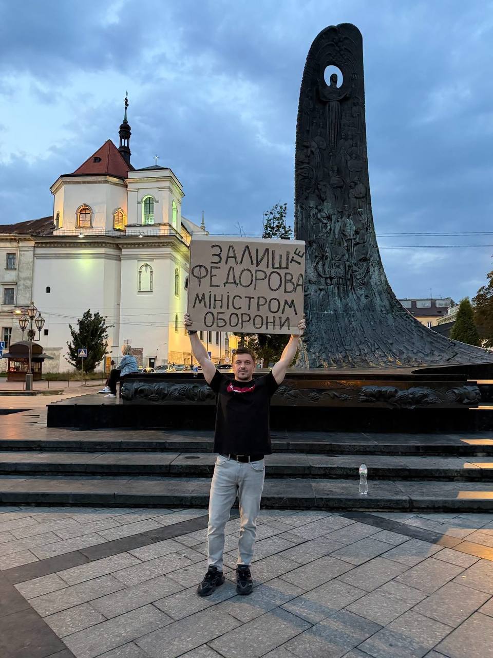 «Фатальна помилка» та «краще рішення для ворога»: як військові, волонтери й політики відреагували на відставку Федорова