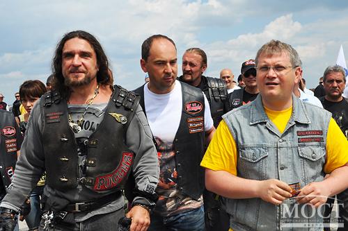 Михаил Соколов - в центре фото