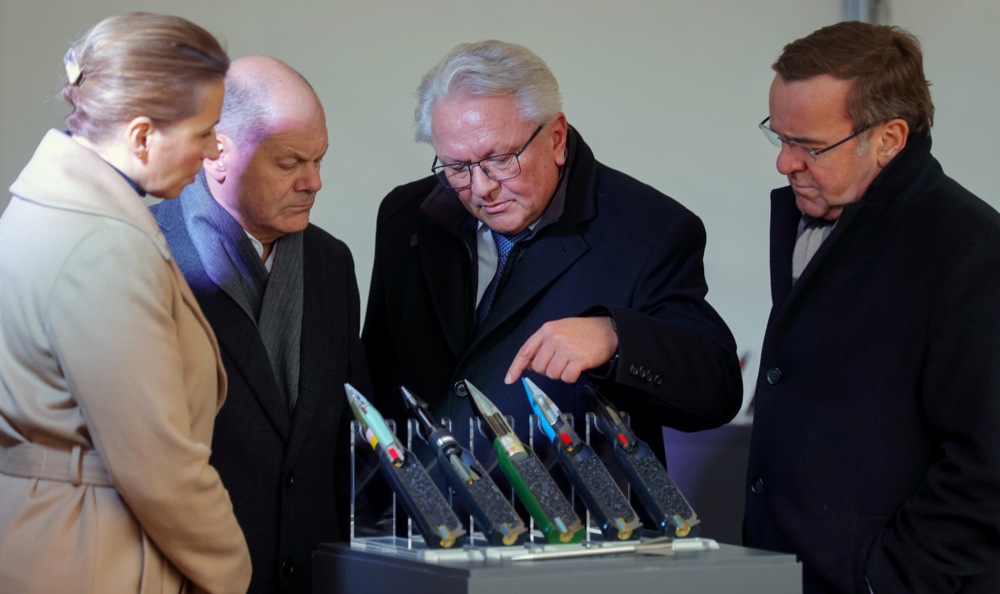 Гендиректор Rheinmetall Армин Паппергер демонстрирует европейским лидерам макеты будущей продукции нового производства Гендиректор Rheinmetall Армин Паппергер демонстрирует европейским лидерам макеты будущей продукции нового производства