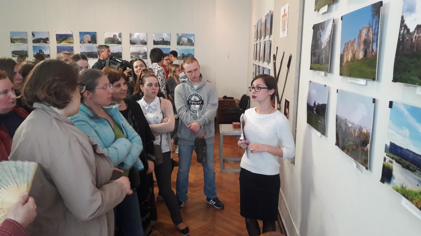 Простір проєкту «Дивовижна Україна». Виставковий зал Харківського обласного центру культури і мистецтв, 2016 рік.