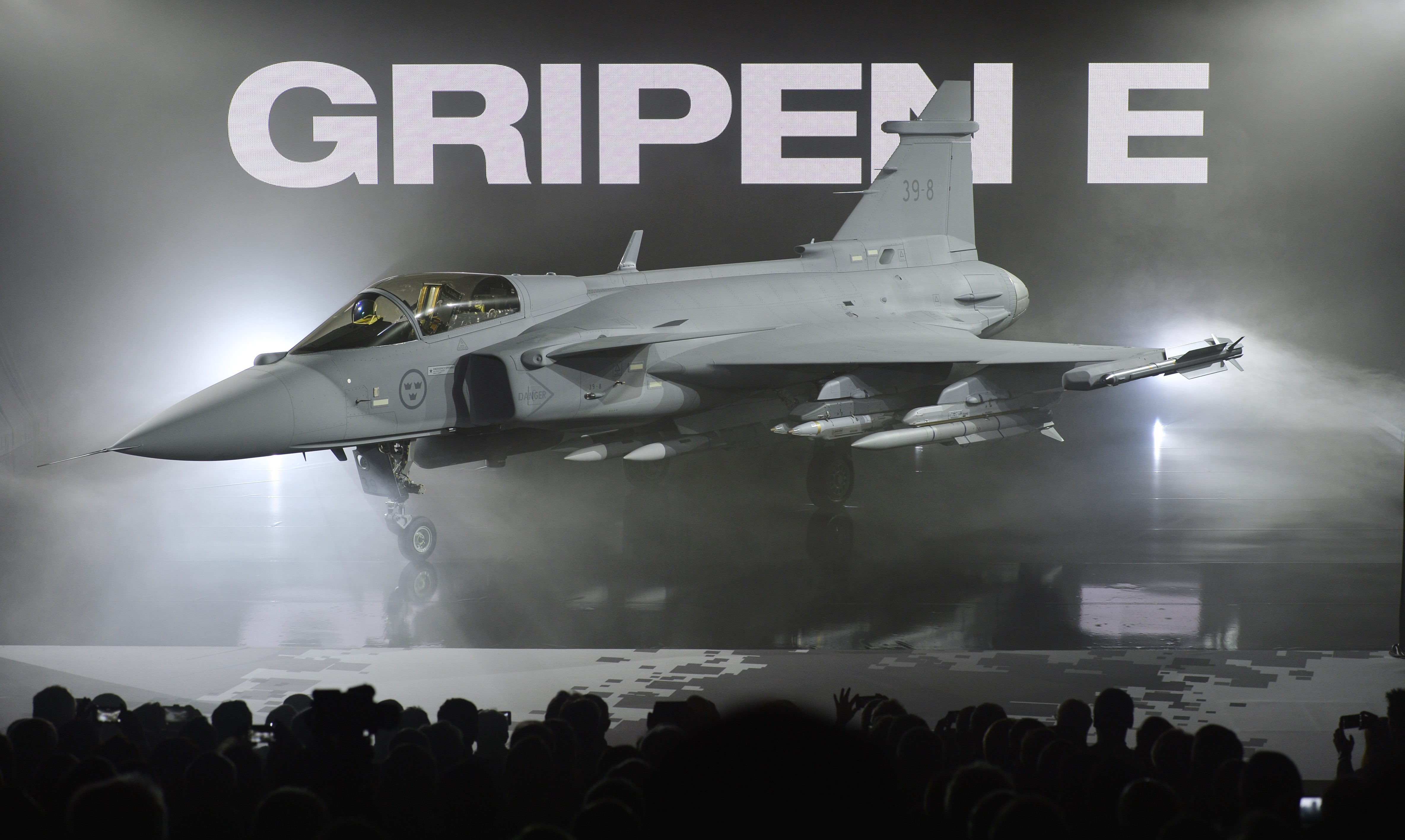 Нова версія E шведського багатоцільового винищувача JAS 39 Gripen представлена ​​на заводі SAAB у Лінчепінгу, Швеція / 18 травня 2016 року