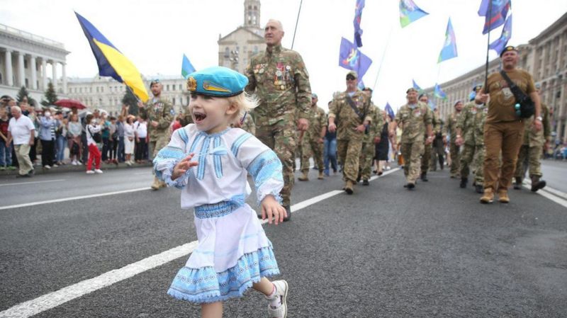 Віталій Баранов на чолі колони. Марш захисників України, 2020 рік. Фото: Уніан