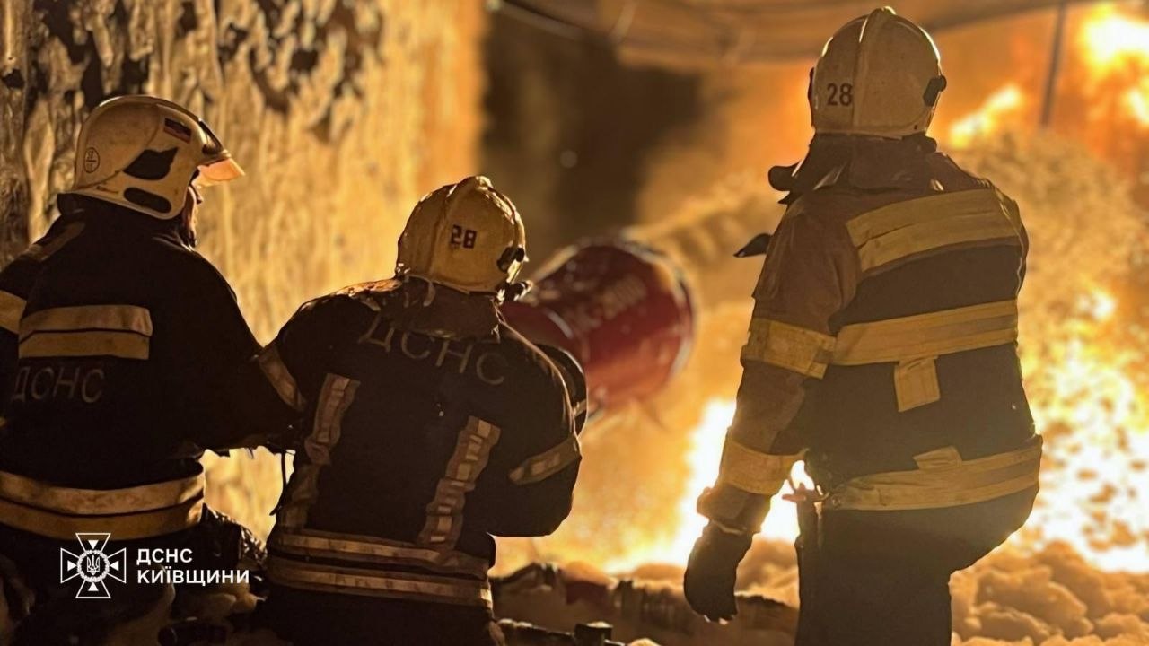 Нічна атака "Шахедів": на Київщині гасять підприємство, палає є поранений