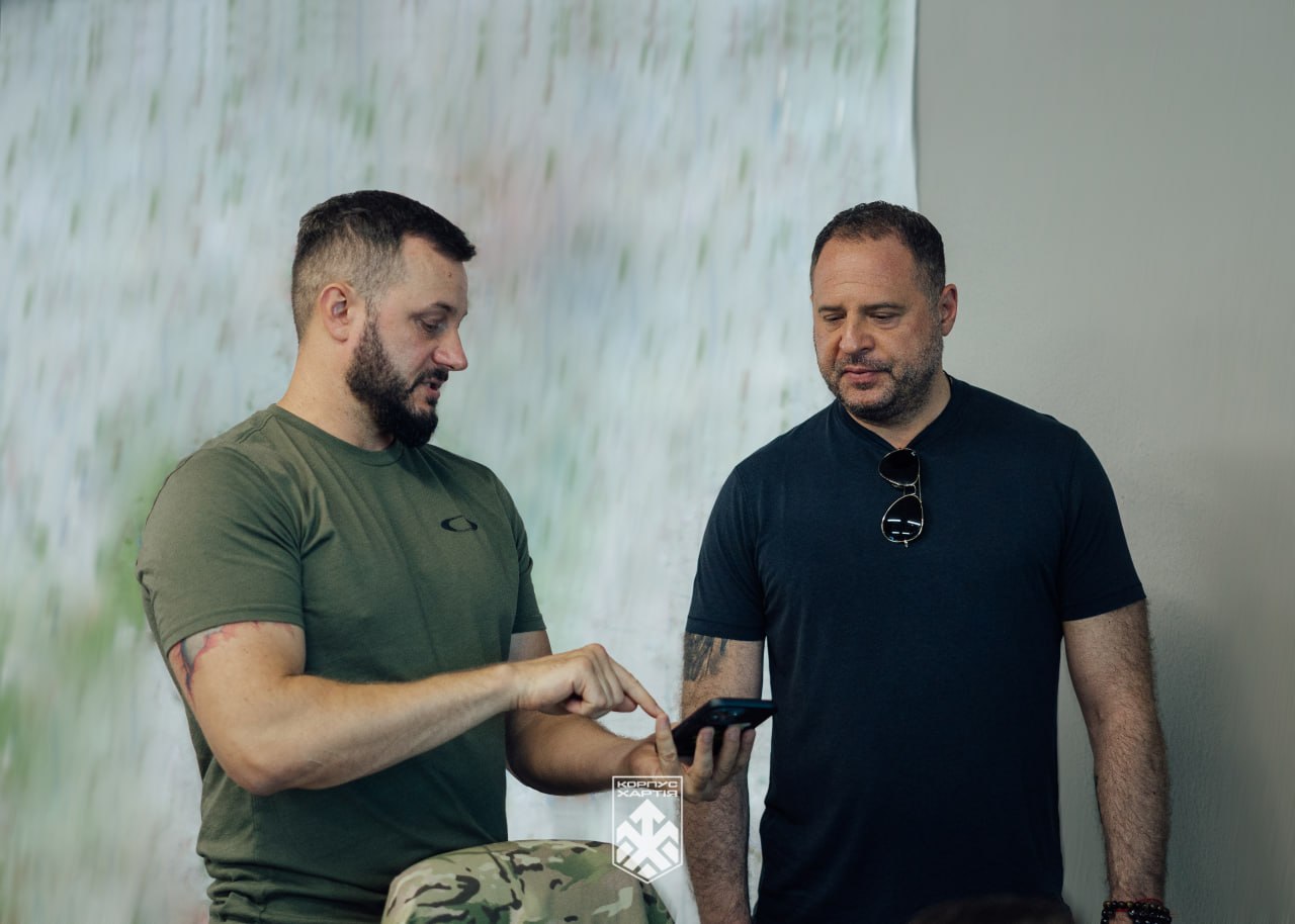 Командир 2-го армійського корпусу "Хартія" Ігор "Корнет" Оболєнський та колишній керівник офісу президента Андрій Єрмак