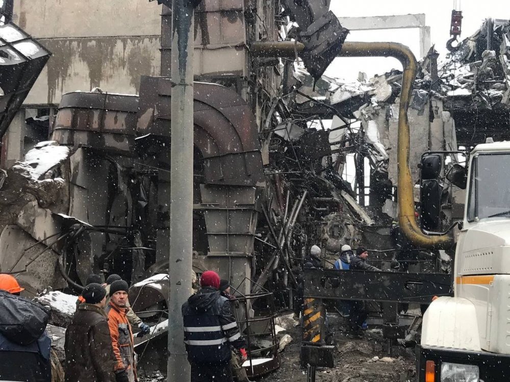 Разбор завалов на месте попадания российских ракет в Ахтырке