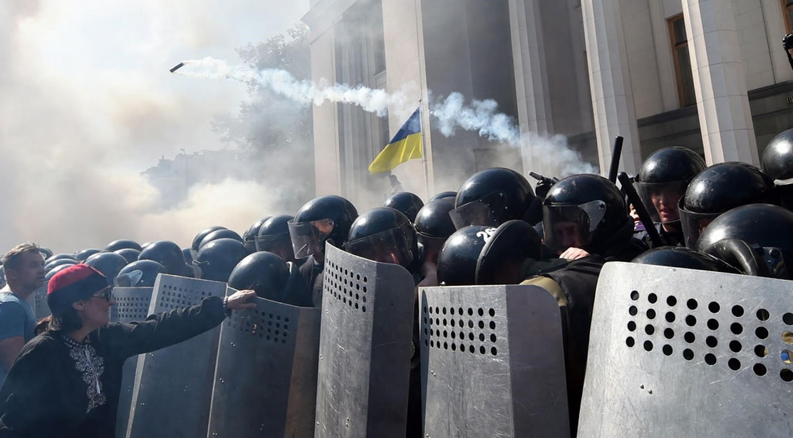 Стычки возле Верховной Рады во время принятия поправок в Конституцию в 2015 году.