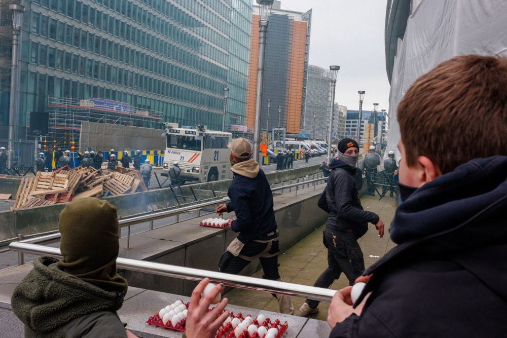 Фермери кидають яйця в поліцію під час протесту біля Ради сільського господарства та рибальства в Брюсселі, Бельгія, 26 березня 2024 року
