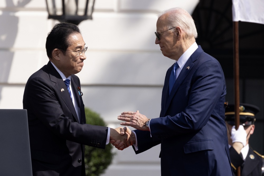 Фуміо Кішіда та Джо Байден Фуміо Кішіда та Джо Байден