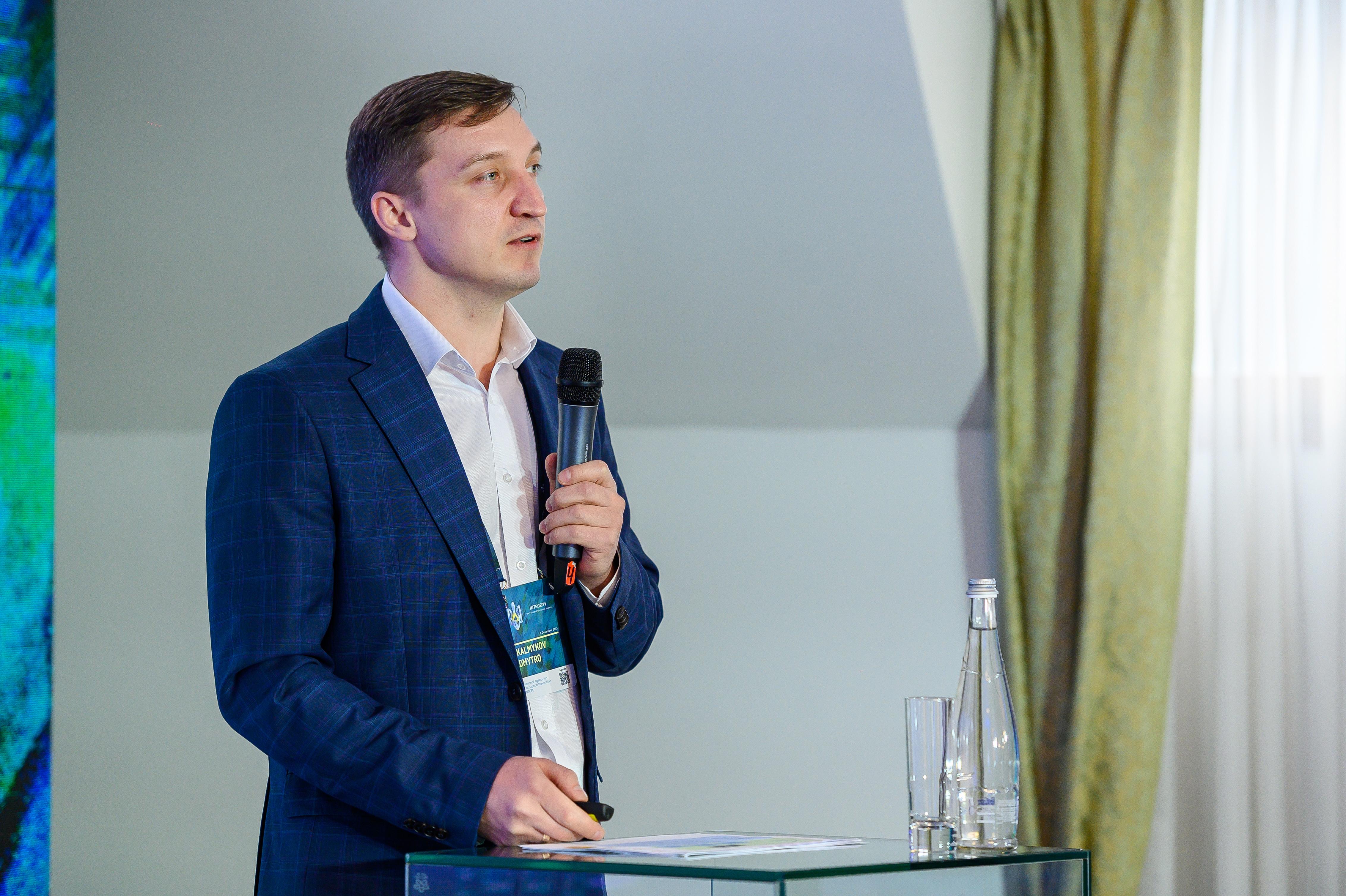 Керівник департаменту антикорупційної політики НАЗК Дмитро Калмиков