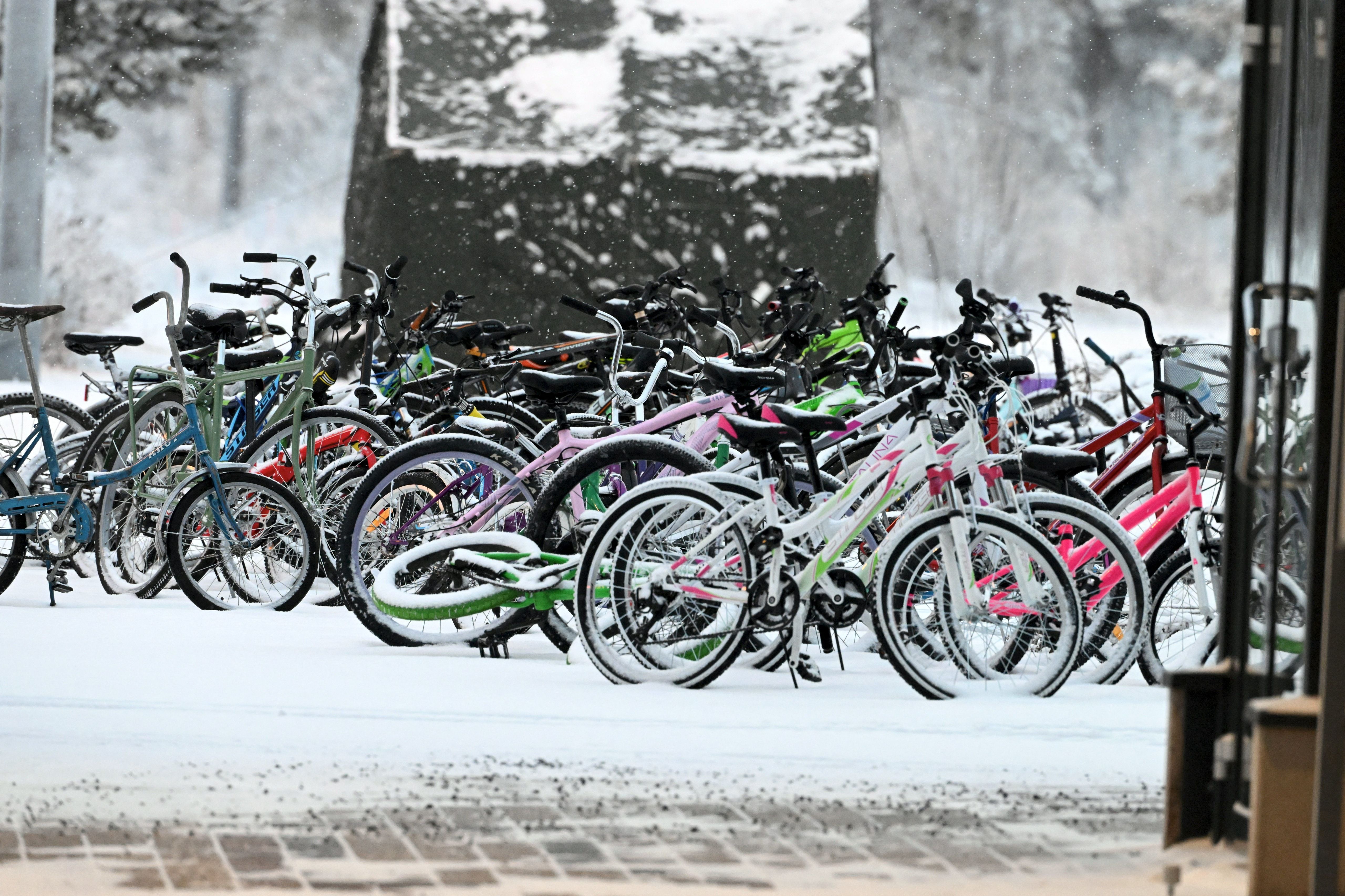 Велосипеди, покинуті біженцями, на міжнародному кордоні в Саллі, північна Фінляндія, 23 листопада 2023 року.