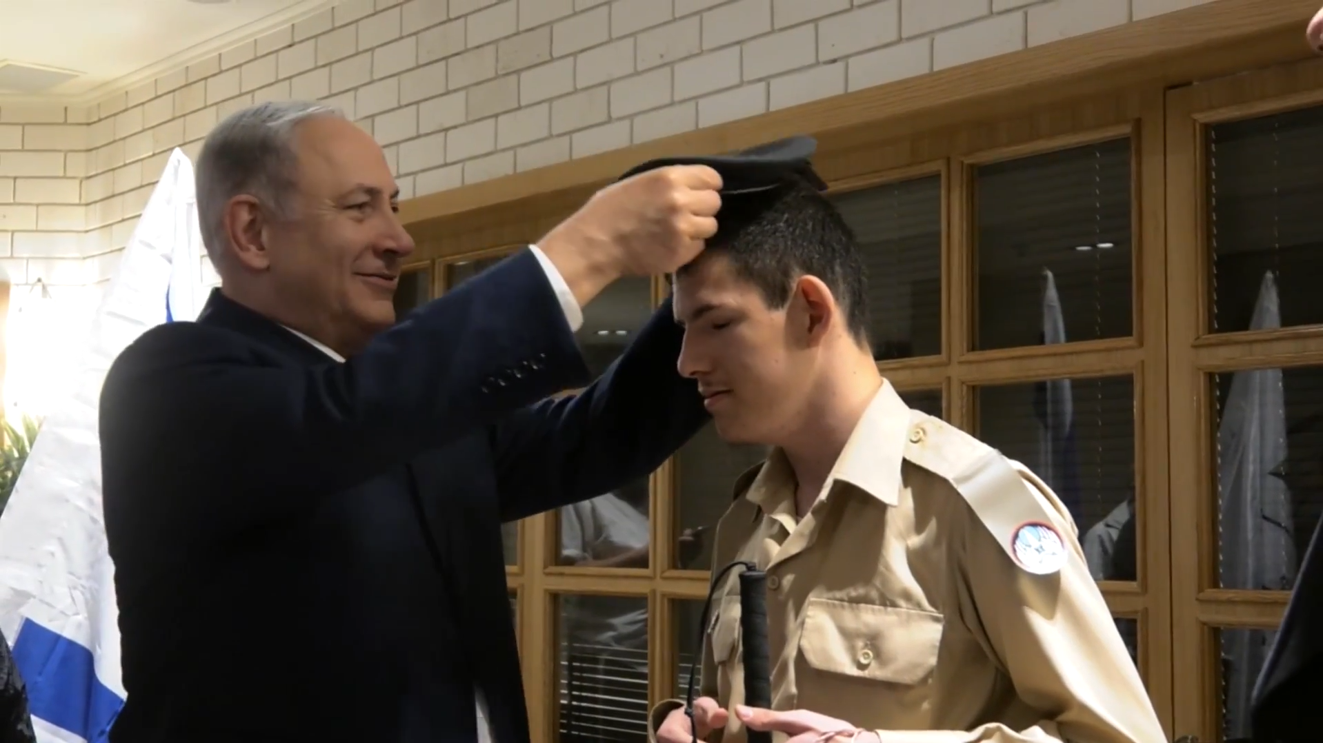 Биньямин Нетаньяху и Даниэль Дефур Биньямин Нетаньяху и Даниэль Дефур