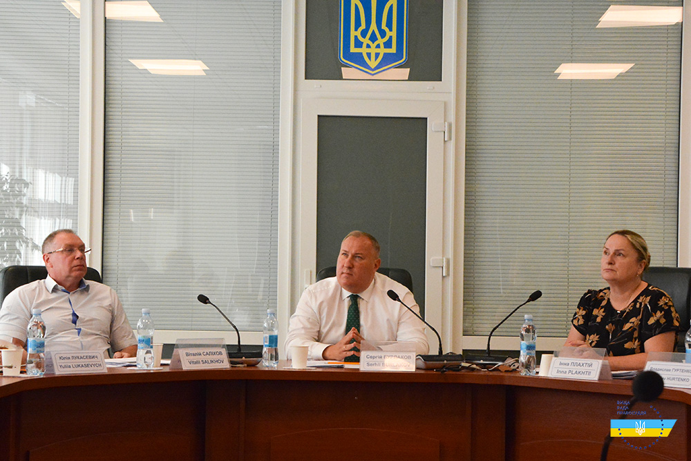 Член ВРП Сергій Бурлаков (праворуч) Член ВРП Сергій Бурлаков (праворуч)