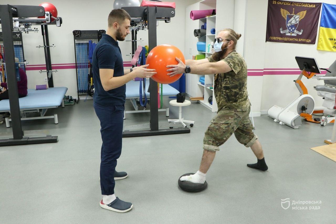 Физический терапевт Вячеслав и военнослужащий Виталий